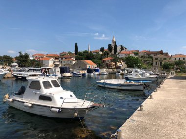 Hırvatistan 'ın Ugljan adasındaki Kali kasabasının limanında tekneler