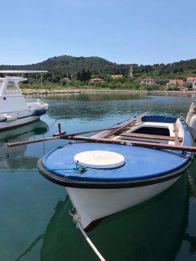 Hırvatistan 'ın Ugljan adasındaki Sutomiscica kasabasındaki limanda tekne