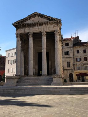 Hırvatistan 'ın Pula kentindeki Forum Meydanı' nda Augustus Tapınağı 