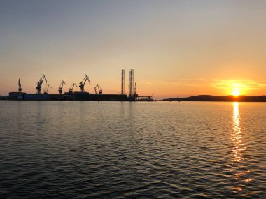 Hırvatistan 'ın Pula limanında gün batımı
