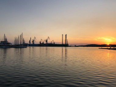 Hırvatistan 'ın Pula limanında gün batımı