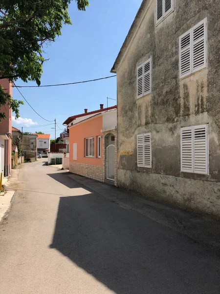 クロアチアのウグリャン島の町Poljanaの通り — ストック写真