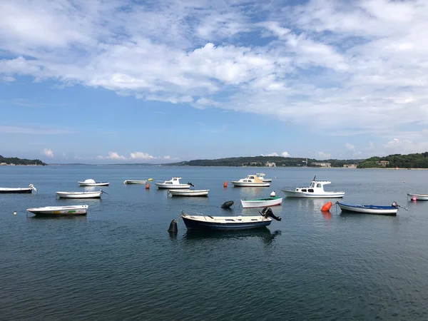 Barcos Baía Uvala Valovine Pula Croácia — Fotografia de Stock