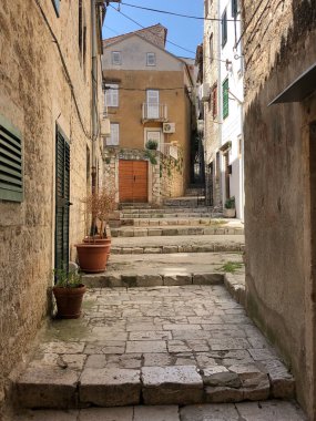 Hırvatistan 'ın eski Sibenik kentinde merdivenler