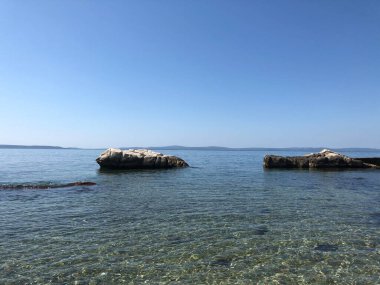 Hırvatistan 'ı çevreleyen kıyılarda kayalar