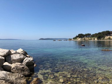 Split Hırvatistan sahilinde yüzen bir hava yatağında dinlenen adam