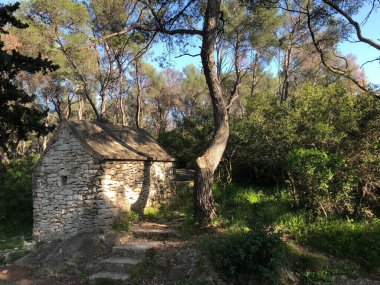 Split Hırvatistan 'daki Marjan Orman Parkı' nda küçük bir kulübe