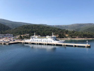Jadrolinija feribotu Hırvatistan 'ın Stari Grad adasının limanında