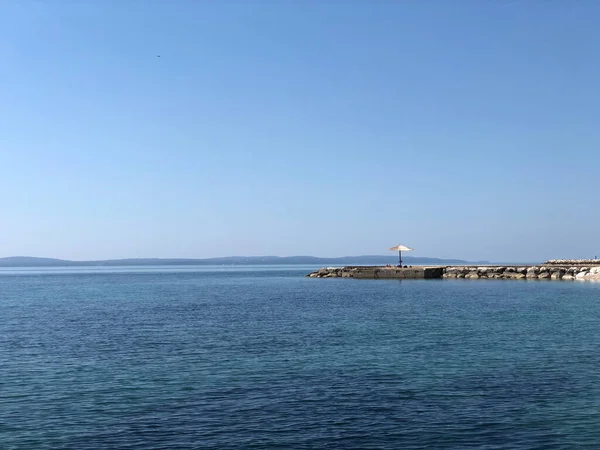 Sonnenschirm Der Nähe Der Küste Von Split Kroatien — Stockfoto