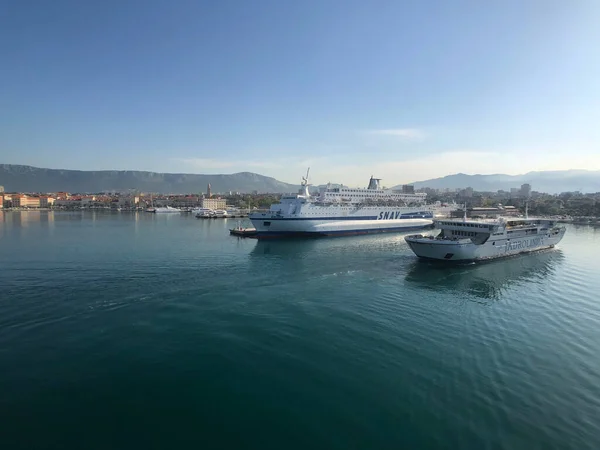 Hırvatistan Split Limanındaki Feribotlar — Stok fotoğraf