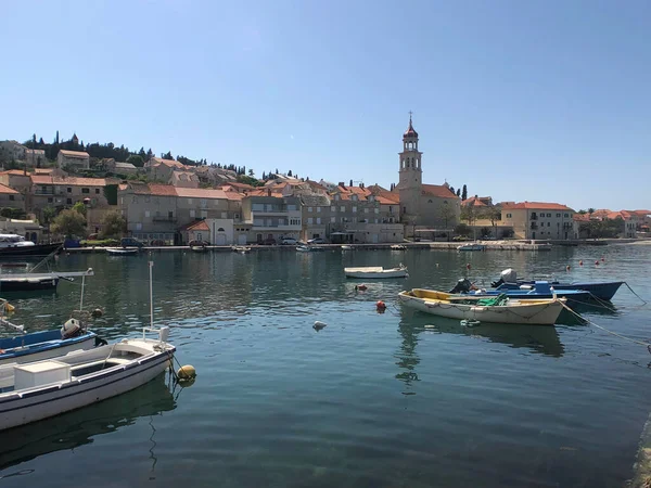 Hırvatistan Brac Adasındaki Sutivan Kasabasında Tekneler — Stok fotoğraf