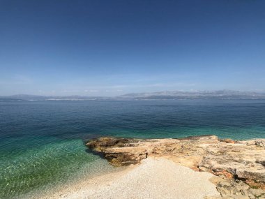 Hırvatistan 'ın Brac adasındaki Sutivan kenti civarındaki sahil