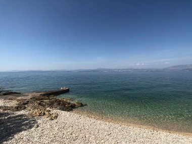 Hırvatistan 'ın Brac adasındaki Sutivan kenti civarındaki sahil