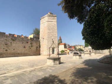 Hırvatistan 'ın Zadar kentindeki Kaptanın kulesiyle 5 Wells Meydanı