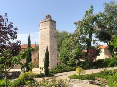 Kaptanın Kulesi, 5 Wells Meydanı ve Sveti Sime Kilisesi Hırvatistan 'ın Zadar kentindeki Kraliçe Jelena Madıyevka Parkı' ndan görüldü