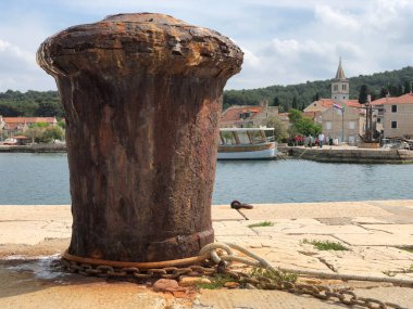 Hırvatistan 'ın Zlarin limanında büyük bir balya