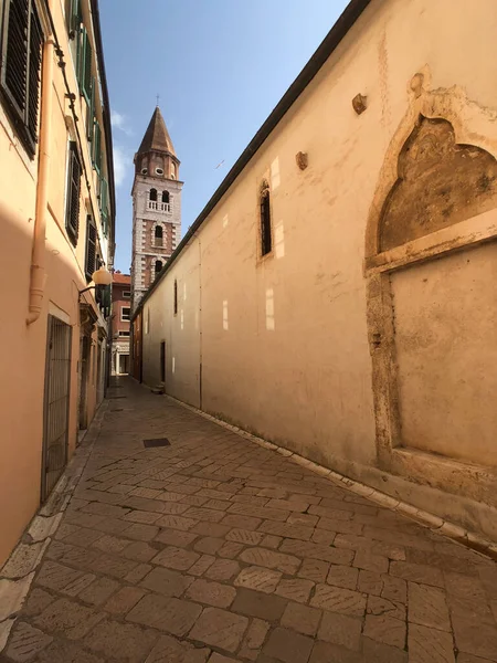 Iglesia Sveti Sime Vista Desde Una Calle Zadar Croacia — Foto de Stock