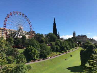 Edinburgh İskoçya 'da dönme dolap ve Scott Anıtı