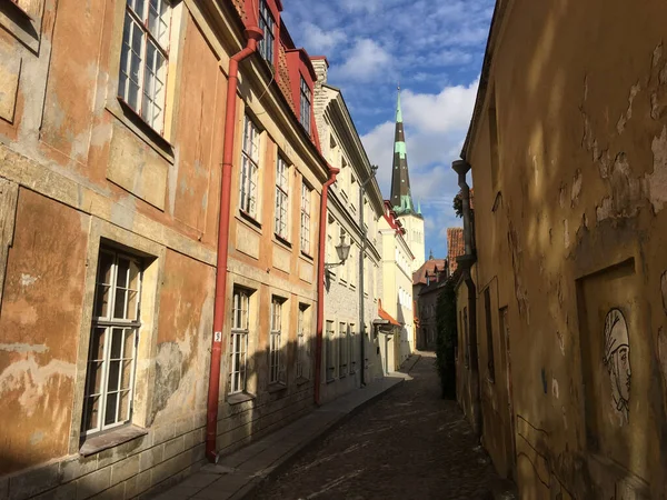 タリンの聖オラフ教会への路地エストニア — ストック写真