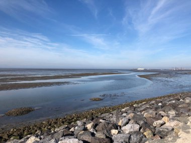 Friesland ve Hollanda 'daki gelgit sırasında Ameland adasının limanındaki lezbiyen.
