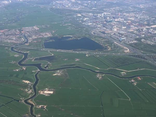 オランダ上空を飛行するアムステルダム空港から離陸する — ストック写真