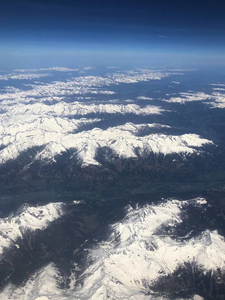 在欧洲雪地的阿尔卑斯山上飞翔 — 图库照片