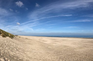 Friesland 'daki Ameland Adası' ndaki plaj. Hollanda.