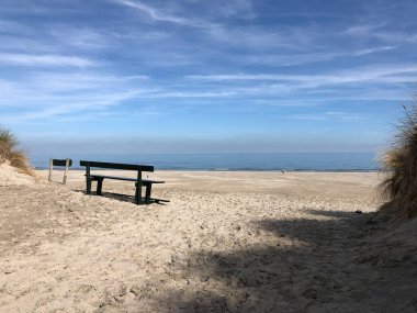 Friesland, Hollanda 'daki Ameland adasının sahilindeki bankta.
