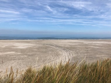 Friesland 'daki Ameland Adası' ndaki plaj. Hollanda.