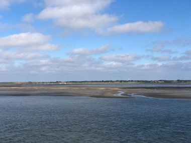 Hollanda, Friesland 'da Schiermonnikoog' a yakın, el değmemiş denizdeki kumsalda.