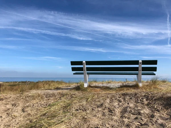 Friesland, Ameland Adası 'ndaki kum tepelerinde Hollanda' daki bankta.