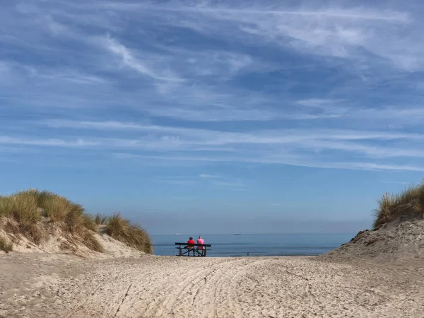 Pár Pihenés Egy Padon Strandon Ameland Island Friesland Hollandia — Stock Fotó