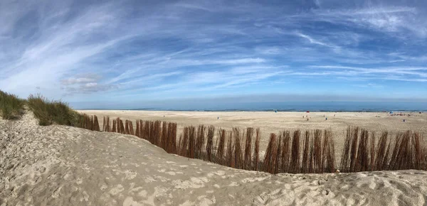 Friesland, Hollanda 'daki Ameland adasındaki bir plajdan Panorama