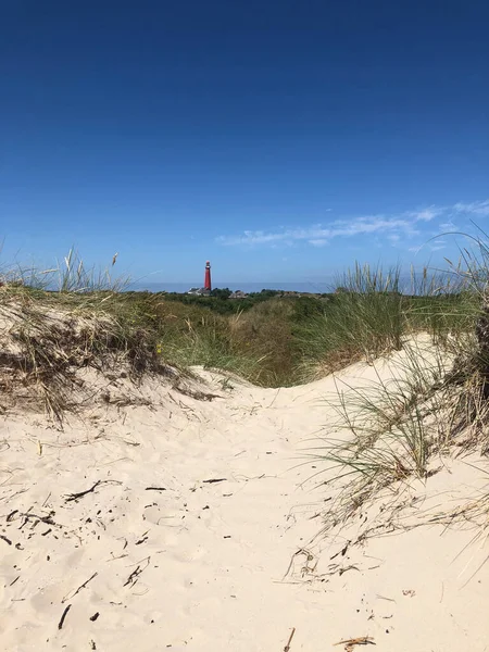 Zandduin Met Vuurtoren Achtergrond Schiermonnikoog Nederland — Stockfoto