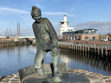 De Tobbedanser heykeli Harlingen, Friesland Hollanda 'da bir kanal.
