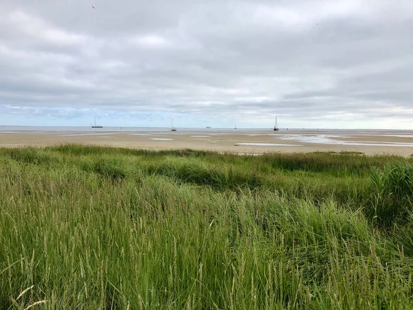 Hollanda Daki Terschelling Dalgalar Çekildiğinde Bir Kumsalda Yelkenliler — Stok fotoğraf