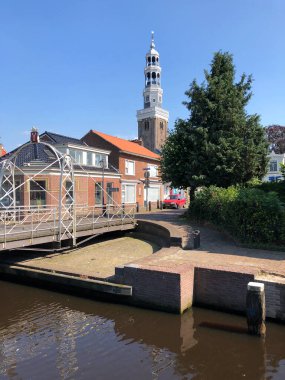 Aldeboarn, Friesland, Hollanda 'daki kanal üzerinde köprü.