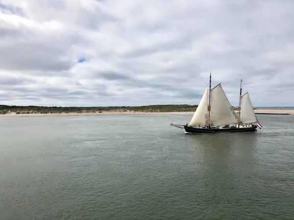 Hollanda, Vlieland yakınlarındaki çorak denizde yelkenli.