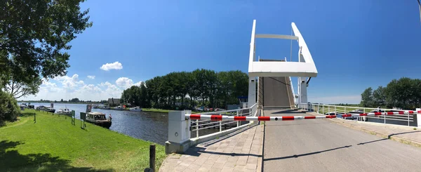 Friesland Hollanda Bir Kanalda Köprü Açın — Stok fotoğraf