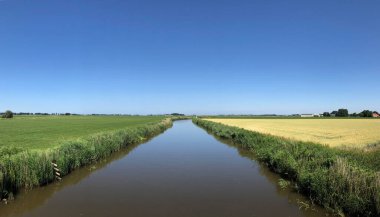 Friesland 'daki Arum kasabasının çevresindeki kanal Hollanda