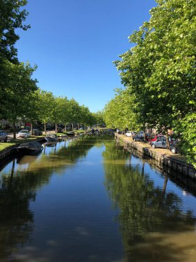Bolsward Friesland çevresindeki şehir kanalı Hollanda