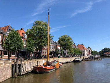 Skutsje Het Grootdiep kanalında Dokkum, Friesland Hollanda