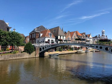 Klein Diep kanalı üzerindeki köprü Dokkum, Friesland Hollanda