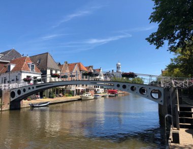 Klein Diep kanalı üzerindeki köprü Dokkum, Friesland Hollanda