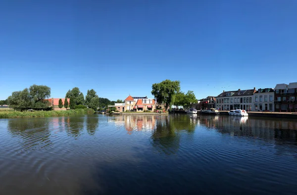 荷兰博尔斯沃德市运河的全景 — 图库照片