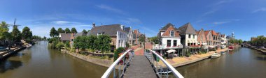 Dokkum, Friesland, Hollanda 'daki Klein Diep kanalı üzerindeki bir köprüden Panorama