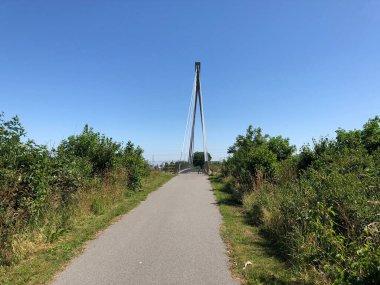 Friesland, Hollanda 'daki Franeker şehrine doğru bisiklet köprüsü.