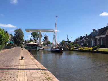 Burdaard Friesland 'daki köprüyü bekleyen yelkenli. Hollanda.