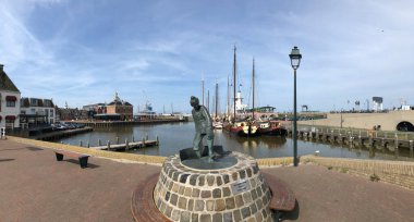 Harlingen, Friesland Hollanda 'daki Tobbedanser heykeli ve yeni dış limandan (Nieuwe Voorhaven) Panorama