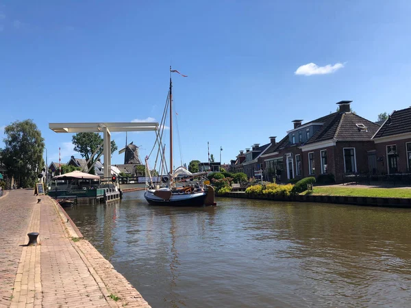Burdaard Friesland Daki Köprüyü Bekleyen Yelkenli Hollanda — Stok fotoğraf